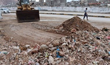 لجنة طوارئ حضرموت تشرع في إزالة مخلفات المنخفض والمحافظ يوجه برفع الجاهزية والعمل على مدار الساعة