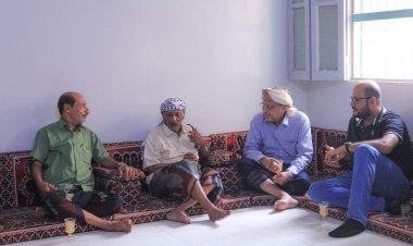 رئيس الجمعية الوطنية يزور المناضل الأكتوبري عمر أحمد النوحي بالمكلا