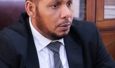 محافظ سقطرى يطمئن على أوضاع محافظتي المهرة وحضرموت بعد تعرضهما للمنخفض جوي