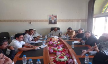 طوارئ شبوة تناقش مستوى الجوهزية العامة لمواجهة تداعيات المنخفض الجوي ، و تقر تصفية وادي عتق من العشوائيات والاشجار .