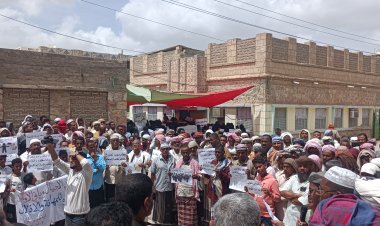 استجابة لدعوة لجنة معلمي حضرموت..  مديرية غيل باوزير تشهد وقفة احتجاجية أمام مكتب التربية بالمديرية.