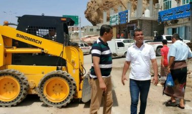 المهندس بن شبراق يتفقد سير أعمال إزالة الركام والمخلفات الناجمة عن المنخفض الجوي بالمكلا