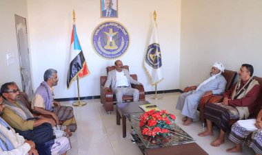 رئيس تنفيذية انتقالي شبوة يلتقي رئيس كتلة شبوة في الجمعية الوطنية ورئيس اتحاد أدباء وكتّاب الجنوب بالمحافظة