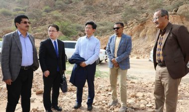 أمين عام حضرموت ووكيل خارجية بلادنا والقائم بأعمال السفارة الصينية يطلعون على حجم أضرار المنخفض الجوي في قطاع الطرق