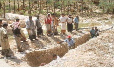 السلطة المحلية بحجر تتمكن من الوصول إلى قرية المعملة المنكوبة والمحاصرة بالسيول وتشرع في أعمال الصيانة