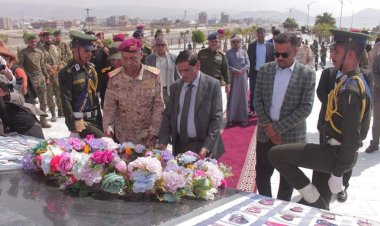 عضو مجلس القيادة الرئاسي البحسني وقائد المنطقة العسكرية الثانية يضعان إكليل الورد على ضريح الجندي المجهول بالنصب التذكاري وساحة شهداء حضرموت.