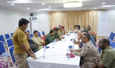 اللواء البحسني يقف أمام التقرير اليومي للجنة الأمنية بساحل حضرموت