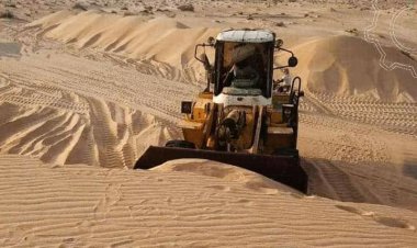 صيانة الطرق تبدأ إزالة الرمال المتحركة على طريق عتق المكلا بمنطقة النشيمة رضوم