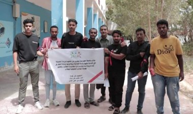 طلاب جامعة حضرموت يحتجون على ارتفاع تكلفة القبول ويرفعون الشارات الحمراء..