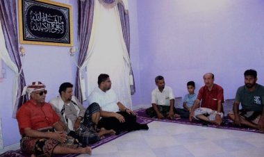 تزامناً مع ذكرى استشهاده في الـ 27 من أبريل .. رئيس تنفيذية انتقالي المكلا يزور أسرة الشهيد بارجاش