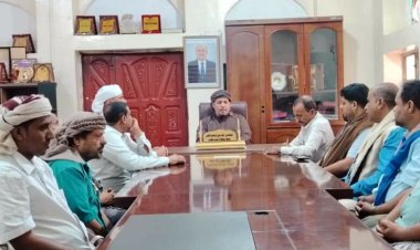 محافظ سقطرى يناقش مع مكتب الصناعة والتجارة والتجار خطة التموين الغذائي استعداداً للخريف القادم