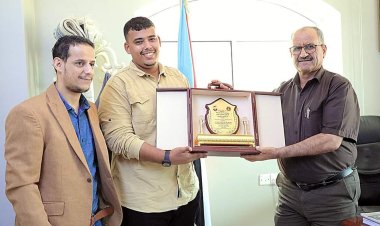 الجعدي يكرم المصور الرياضي أكرم عبدالله الحاصل على المركز الأول لجائزة الاتحاد الدولي للصحافة الرياضية