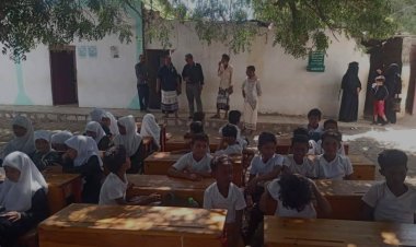 انتقالي خنفر والسلطة المحلية يطلعان على الأضرار التي لحقت بمدرسة عمر بن عبدالعزيز