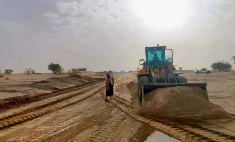 المؤسسة العامة للطرق والجسور بشبوة تباشر إزالة مخلفات السيول على طريق عتق بيحان