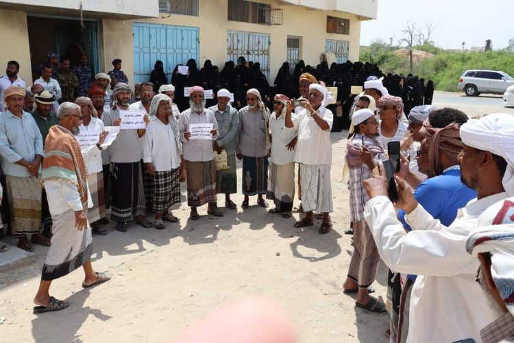 معلمو غيل باوزير ينظمون وقفة إحتجاجية للمطالبة بصرف رواتب المتعاقدين التربويين