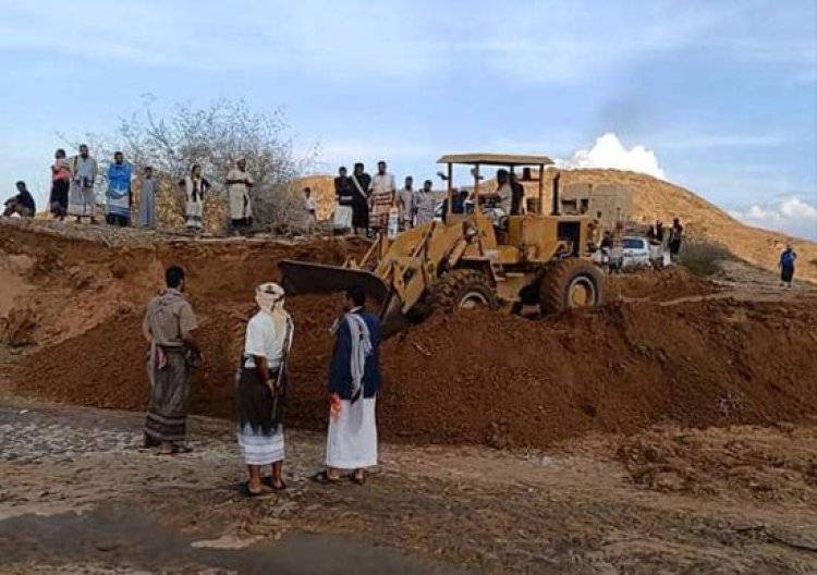 بدء فتح الطرق المتضررة من السيول في عسيلان