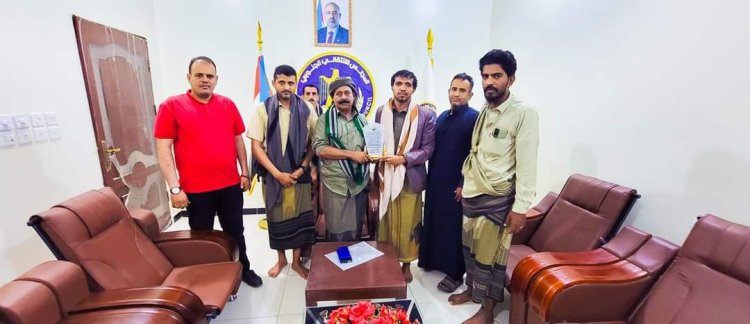 رئيس انتقالي شبوة يتسلم درع شكر وتقدير من اللجنة المنظمة لبطولة غزة لكرة القدم