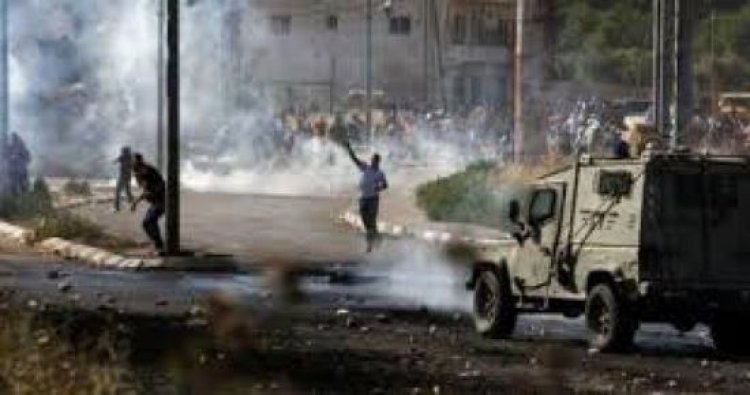 قوات الاحتلال تطلق قنابل غاز بكثافة بمخيم شعفاط