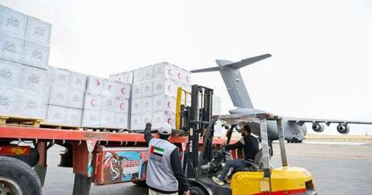 وصول طائرة مساعدات إماراتية تحمل كسوة العيد لأطفال غزة