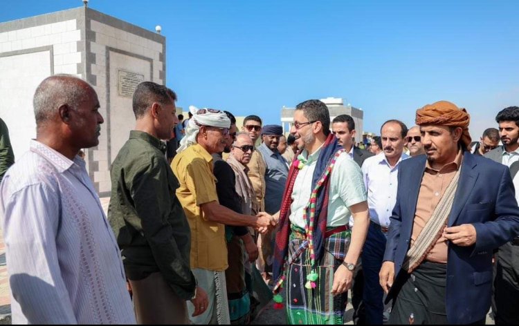 رئيس الوزراء يزور مديرية الشحر للاطمئنان على أحوال المواطنين وسير العمل الخدمي والتنموي