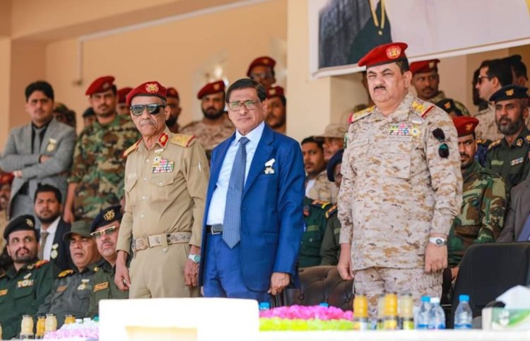 عضو مجلس القيادة الرئاسي البحسني يشهد عرضًا عسكريًا بمناسبة الاحتفال بالذكرى الثامنة لتحرير ساحل حضرموت من القاعدة