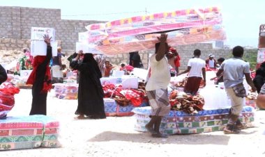فرع الهلال الاحمر بحضرموت يوزّع مواد إغاثية إيوائية للمتضررين من المنخفض الجوي