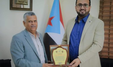 رئيس الهيئة الوطنية للإعلام يتسلم درعا تكريميا من كلية الإعلام بجامعة عدن