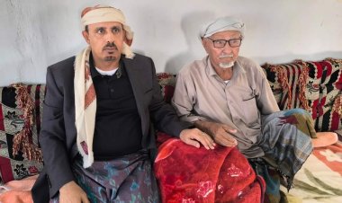 محافظ حضرموت يطمئن بمديرية العبر على صحة الشخصية النضالية والاجتماعية الشيخ محمد بن صالح الكربي