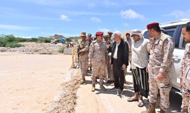 وزير الدفاع ومحافظ المهرة يطلعان على اضرار عدد من الطرق جراء المنخفض الجوي