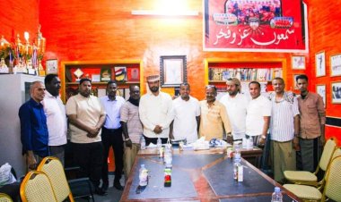 إدارة الشباب والرياضة بانتقالي حضرموت تجري زيارة لتنفيذية الشحر وتقدم دعماً مالياً لنادي سمعون