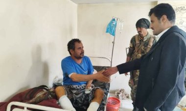 العميد الربيعي يزور جرحي مواجهات وداي دان بمشافي يافع