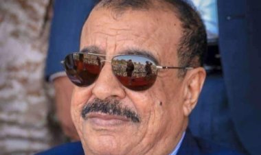 اللواء بن بريك يُعزّي في وفاة الشخصية الوطنية المناضل الكبير الشيخ محسن بن فريد العولقي