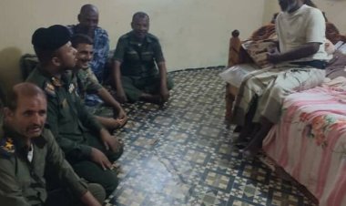 قائد مركز أمن روكب يطمئن على أحد كوادر المركز