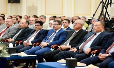 رئيس الوزراء يحضر في عدن الحفل الخطابي والتكريمي بمناسبة عيد العمال العالمي