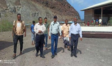 رئيس هيئة مصائد خليج عدن يتفقد مركز الإنزال السمكي في منطقة فقم مديرية البريقة