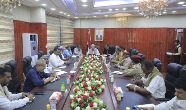 محافظ المهرة يترأس اجتماعاً للجنة الطوارئ لحصر أضرار المنخفض الجوي لمعالجتها