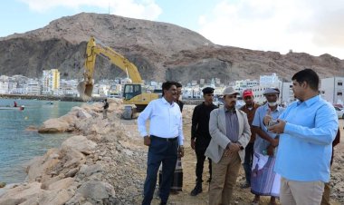 محافظ حضرموت يطلع على أعمال التوسعة لطريقٍ يخفّف من الازدحام ويُضفي جمالاً للمدينة المطلة على بحر العرب