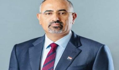 الرئيس الزُبيدي يُعزَّي المناضل يحيى قاسم عبدالرحمن بوفاة زوجته