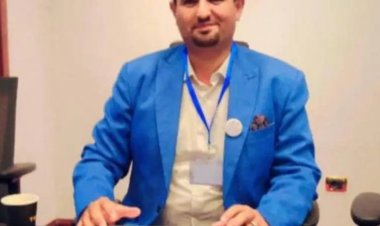 الدكتور باعزب يطمئن على صحة الفنان الكبير مسكين علي وينقل إليه تحيات محافظ أبين