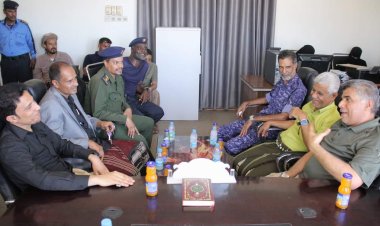 العميد المنهالي يناقش مع رئيس المحكمة الإبتدائية بالشحر جوانب التنسيق المشترك بين الأجهزة القضائية والأمنية بالمديرية