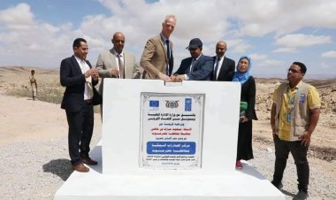 المحافظ بن ماضي يضع حجر الأساس لمركز صادرات الأسماك ويدشن مشروع منظومة الطاقة لمدارس ومجمعات تعليمية