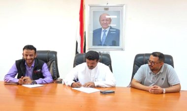 التوقيع على محضر استلام موقع إنشاء محطة الطاقة الشمسية بتمويل الأشقاء بالإمارات.