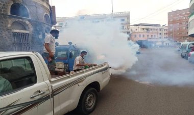 العاصمة عدن.. قسم صحة البيئة بالتواهي ينفذ حملة الرش الضبابي لأحياء المديرية