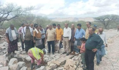 انتقالي حبيل جبر والسلطة المحلية بالمديرية يتفقدان سير العمل بمشروع رصف طريق الجميعي والهميشي الجبل