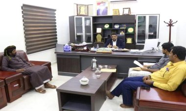 رئيس جامعة المهرة يلتقي إدارة مركز اللغة المهرية بالجامعة