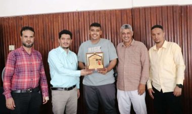 الشوبجي يكرم المصور الرياضي أكرم عبدالله الحاصل على المركز الأول بجائزة الاتحاد الدولي للصحافة الرياضية