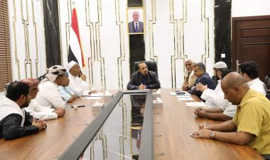 محافظ حضرموت يشيد بالخطوات المتقدمة لمشروع دعم توفير المواصلات لطلبة المناطق النائية