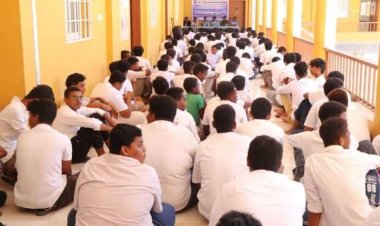 إدارة شرطة السير بالمهرة تنظم محاضرة توعوية لطلاب المدارس في سيحوت