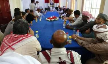 وكيل المهرة الأول ومدير الأمن يترأسان أجتماعاً للمشايخ وعقال الحارات في مدينة الغيضة