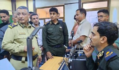 عدن.. رئيس مصلحة الأحوال المدنية يتفقد سير عمل فريق الحقائب المتنقلة لإصدار البطاقة الذكية